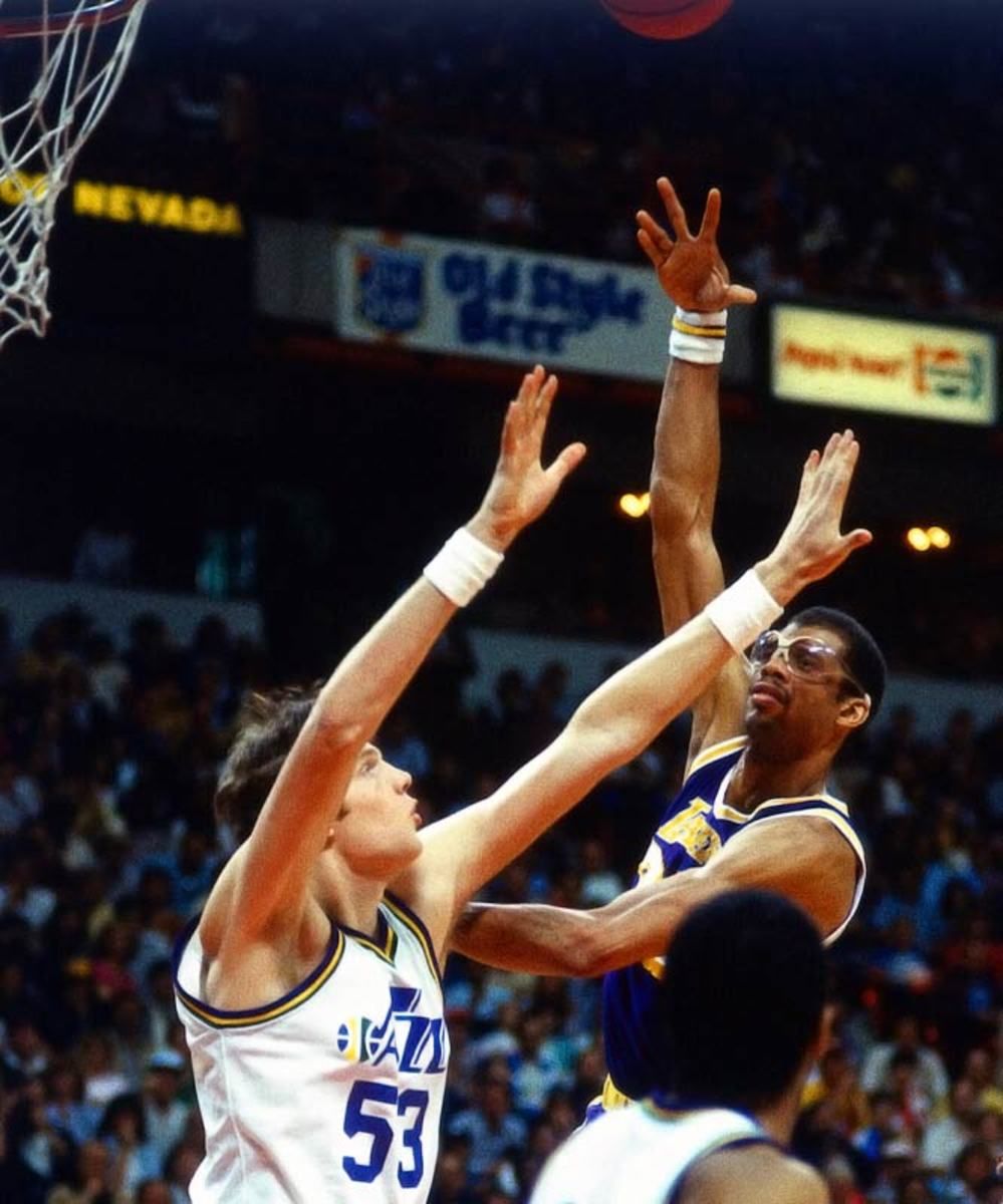 Kareem Abdul-Jabbar passes Wilt Chamberlain