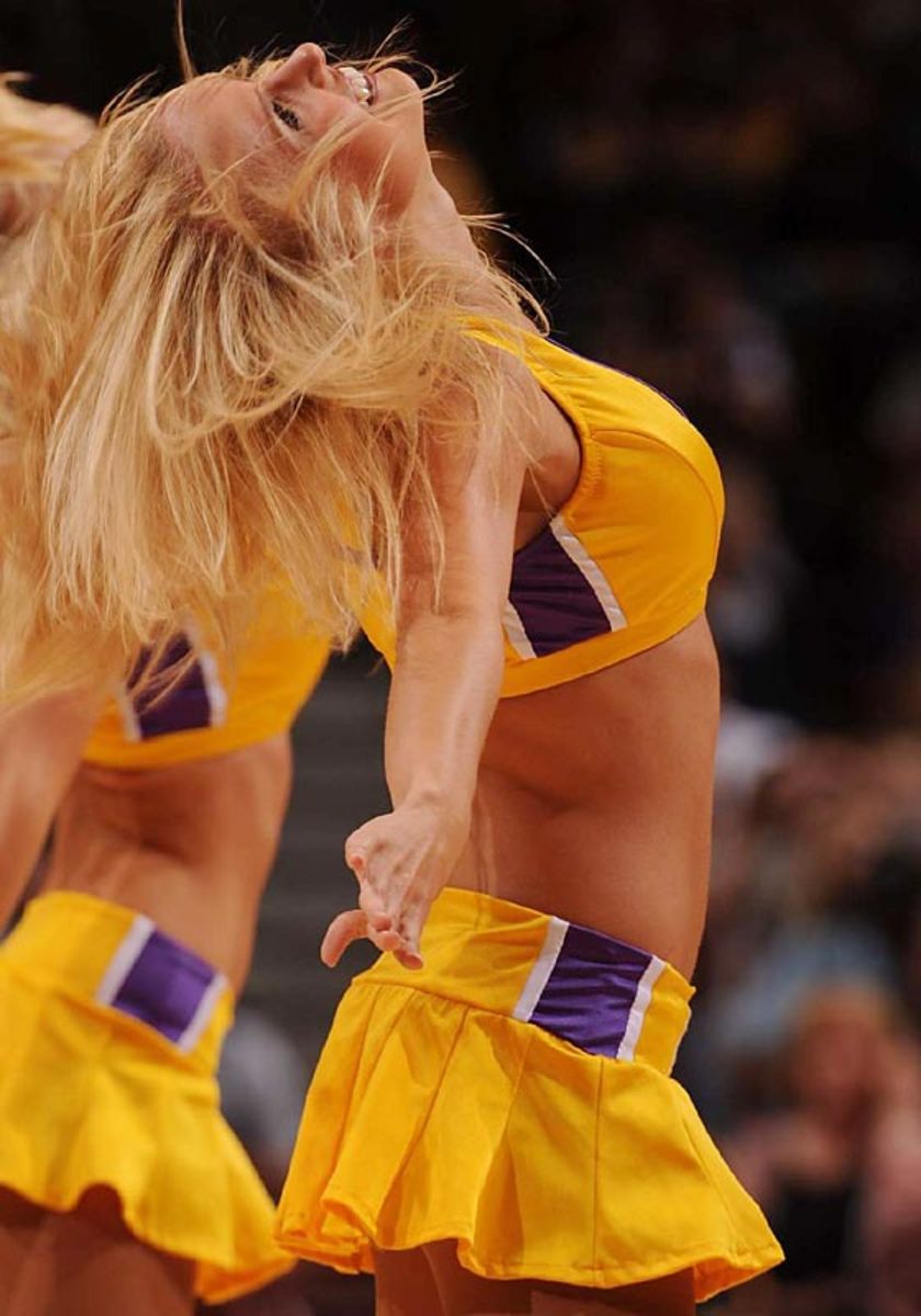 lakers-girls.opou-11370-mid.jpg