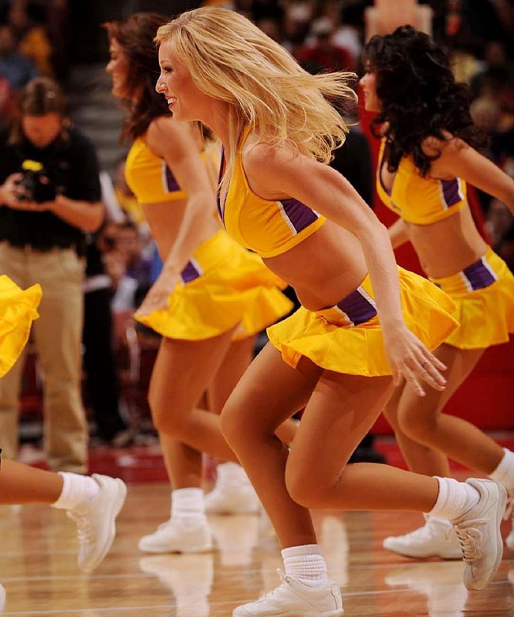 lakers-girls.opou-11349-mid.jpg