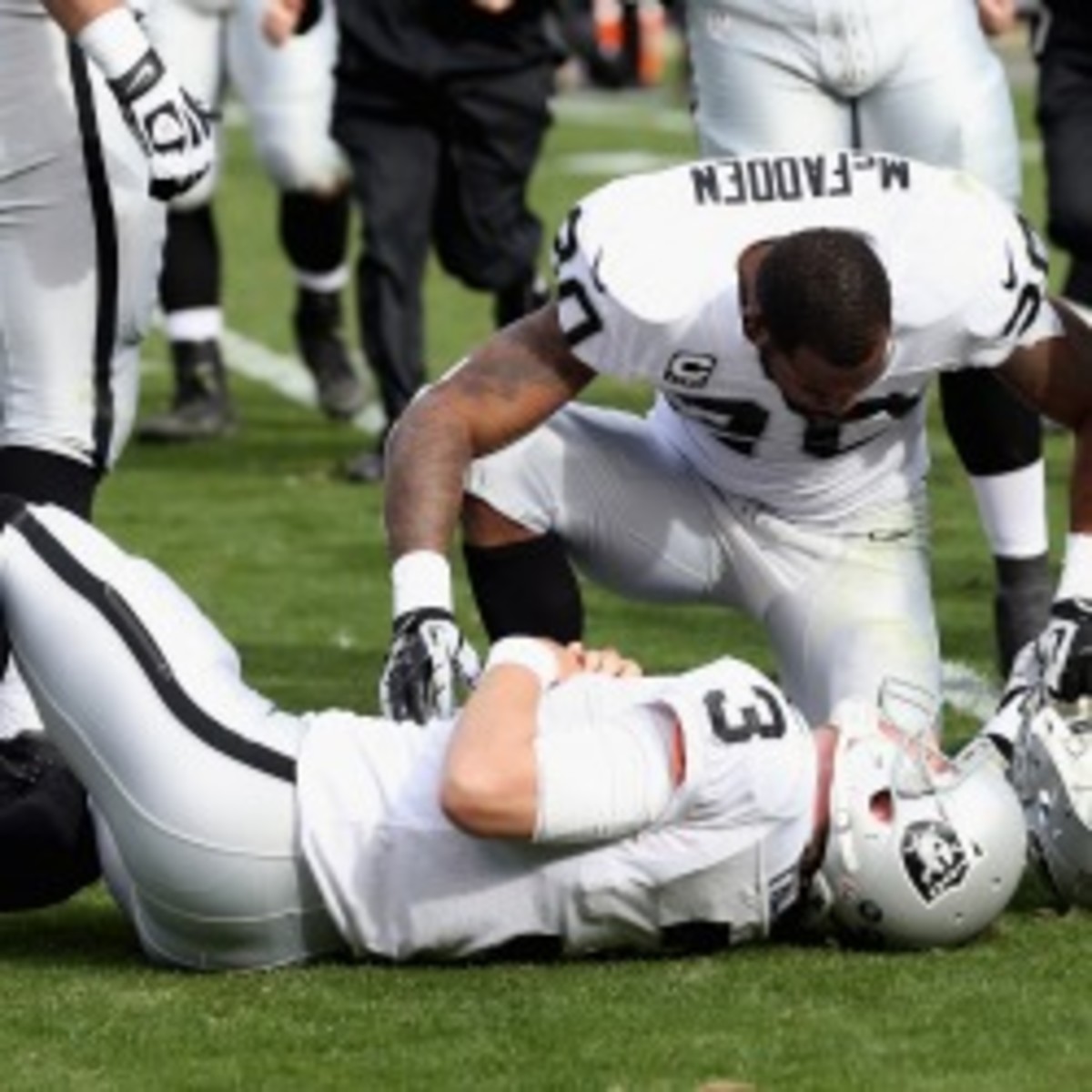 Raiders quarterback Carson Palmer won't play in the team's season finale. (Streeter Lecka/Getty images)