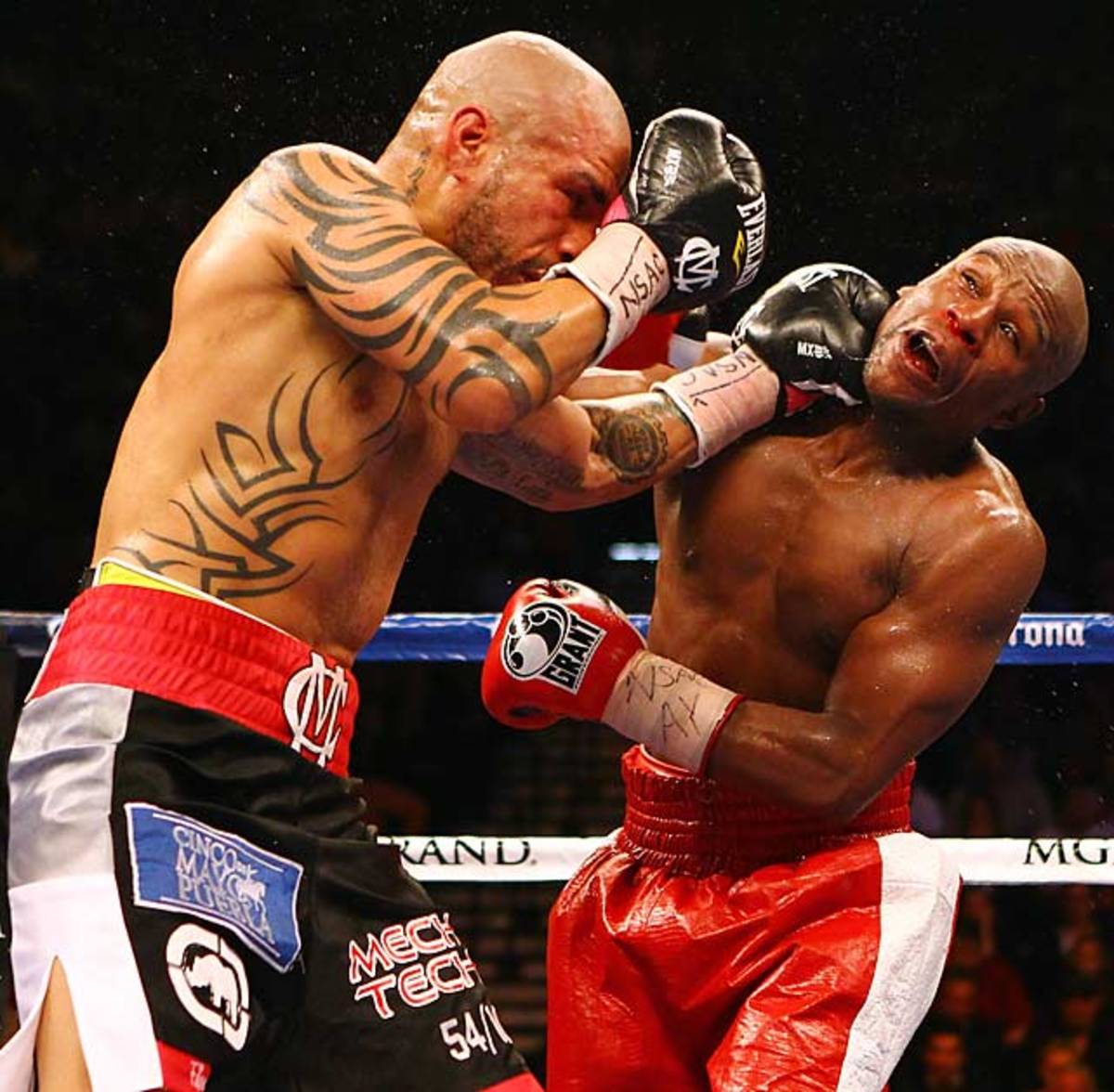 Mayweather defeats Cotto