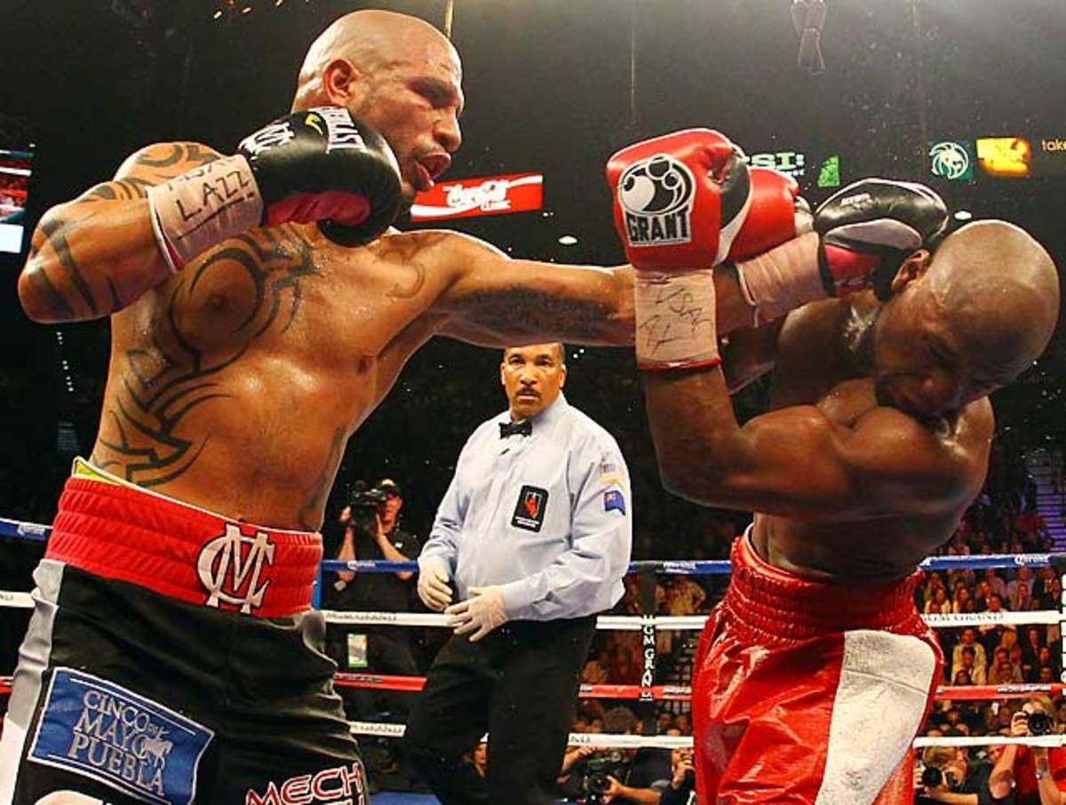 Mayweather defeats Cotto