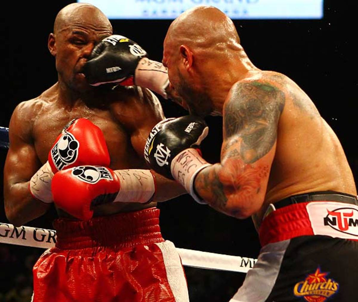 Mayweather defeats Cotto