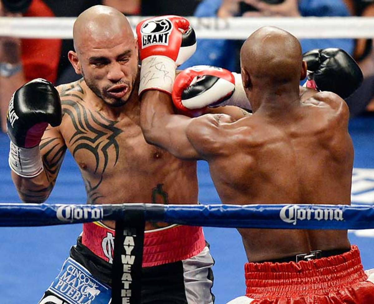 Mayweather defeats Cotto