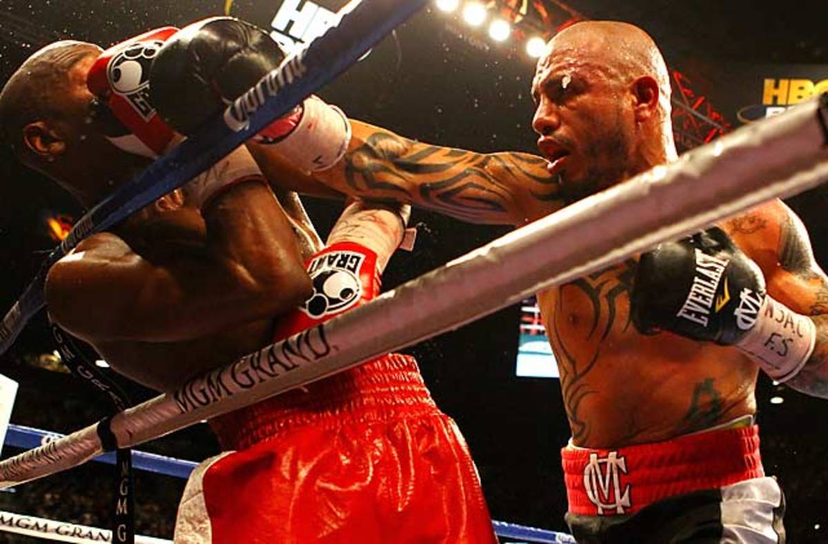 Mayweather defeats Cotto