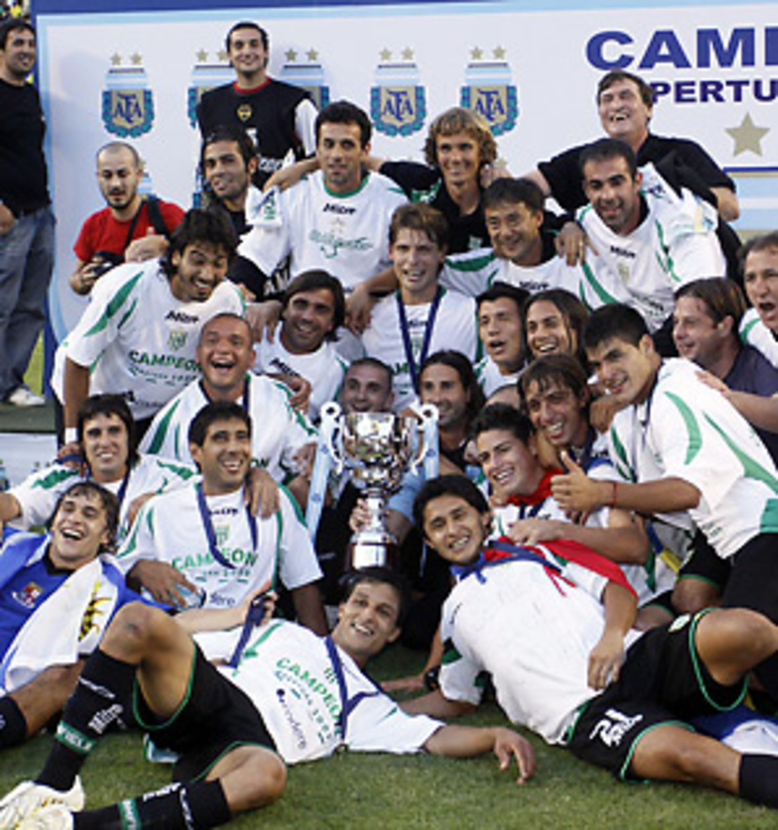 Colón lift historic Copa de la Liga title after defeating Racing Club