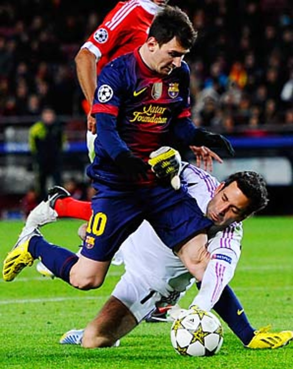 Lionel Messi suffered a left knee injury on this collision with Benfica goalkeeper Artur.