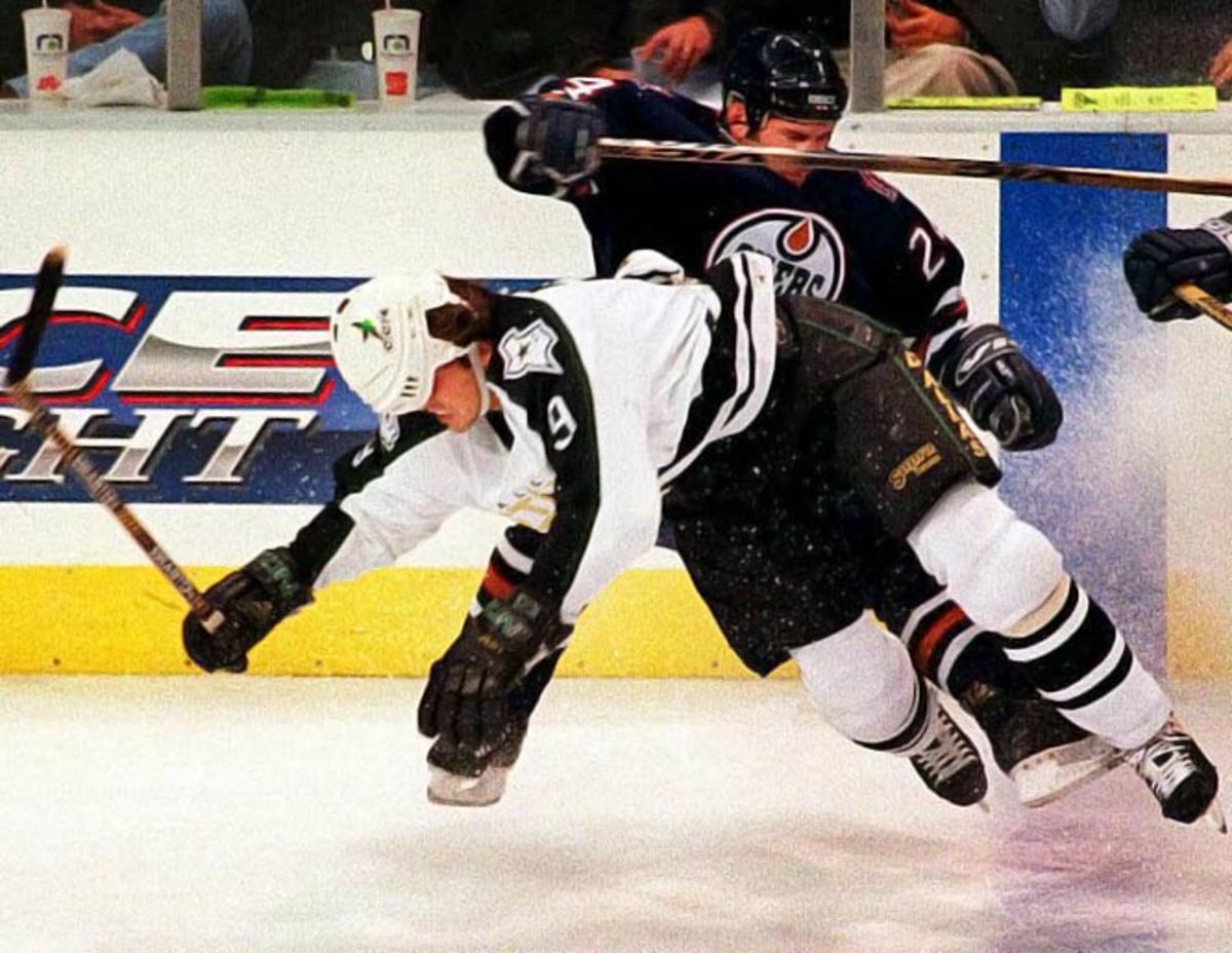 Bryan Marchment knees Mike Modano 