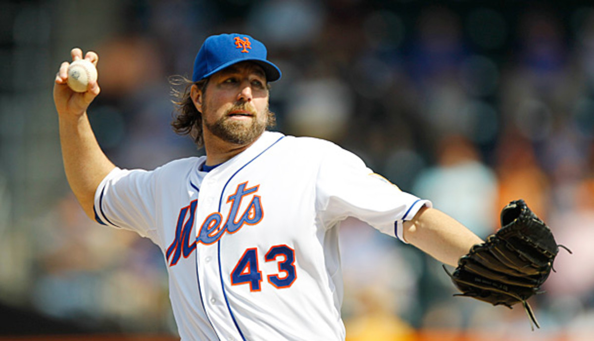 R.A. Dickey and the Blue Jays reportedly have until 2 p.m. Tuesday to agree on an extension. (AP)