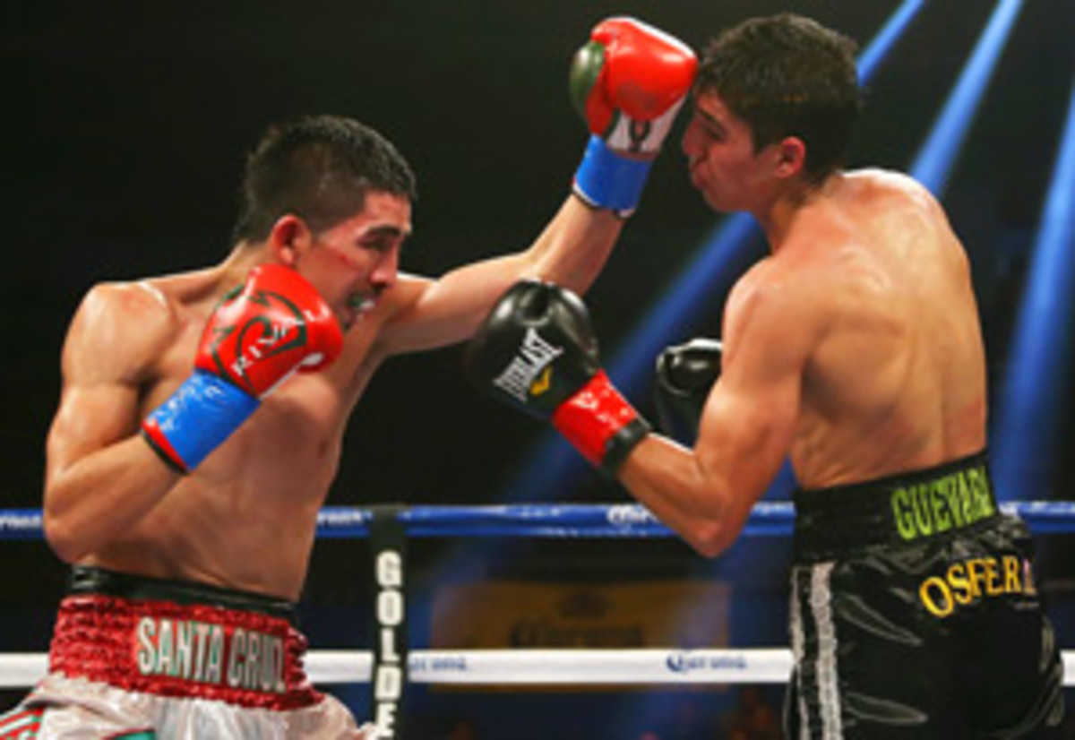 Leo Santa Cruz (left) successfully defended his IBF bantamweight title.