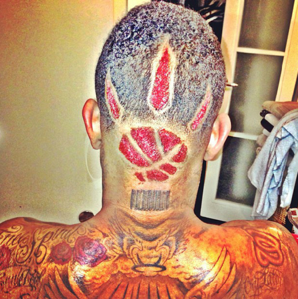 Raptors forward Amir Johnson got the team's logo shaved into his hair. (@IAmAmirJohnson)