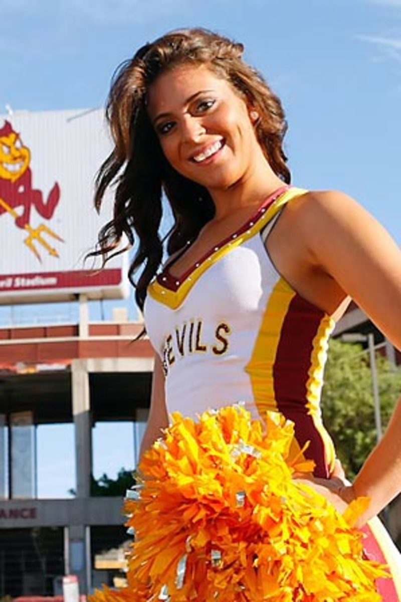 Cheerleader Of The Week Asus Nicole Laguardia Sports Illustrated 
