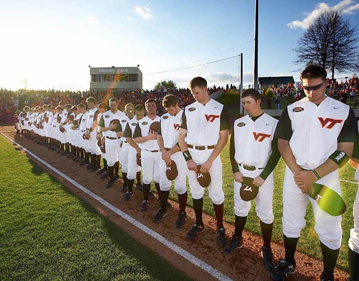 Virginia Tech players moment of silence for their fallen classmates