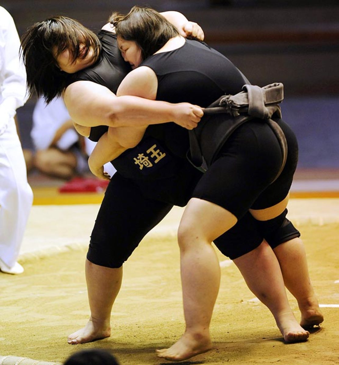 Top 90+ Images what do sumo wrestlers throw into the ring prior to a match Latest