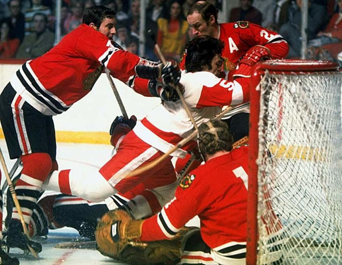 Marcel Dionne, center