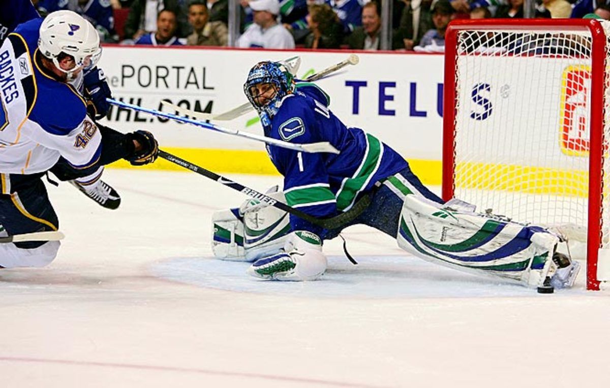 Roberto Luongo stops David Backes