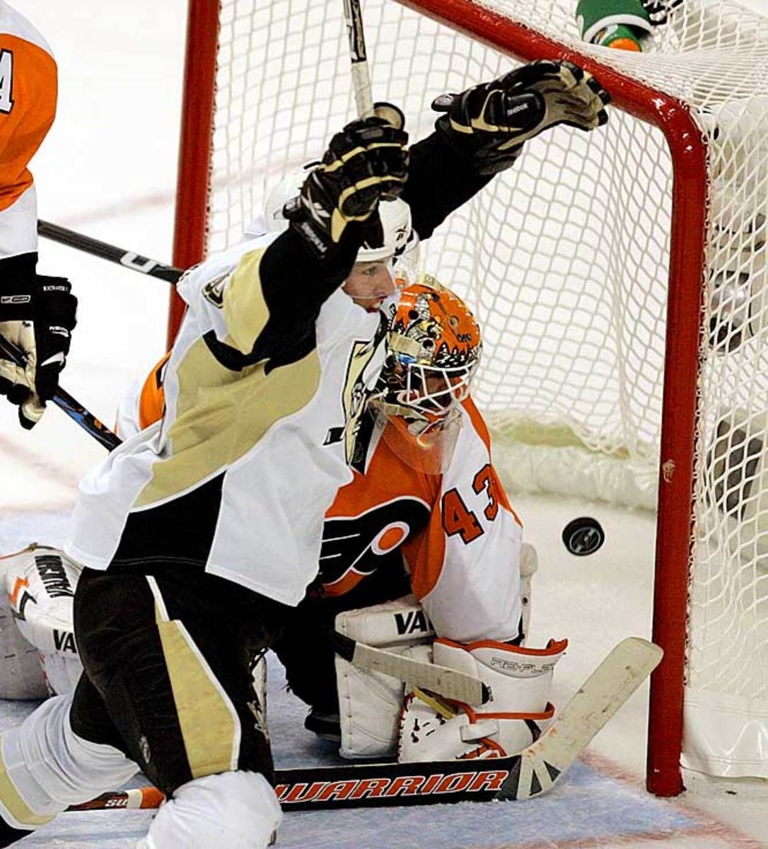 Sidney Crosby ties it up