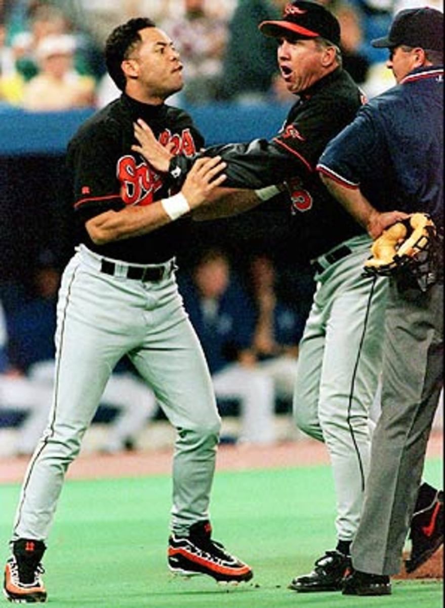 roberto-alomar-hirschbeck2.jpg