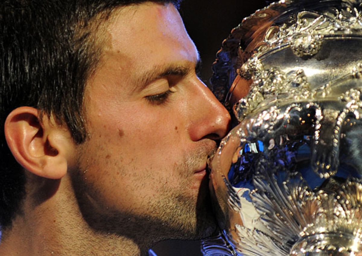 21-djokovic-trophy.jpg