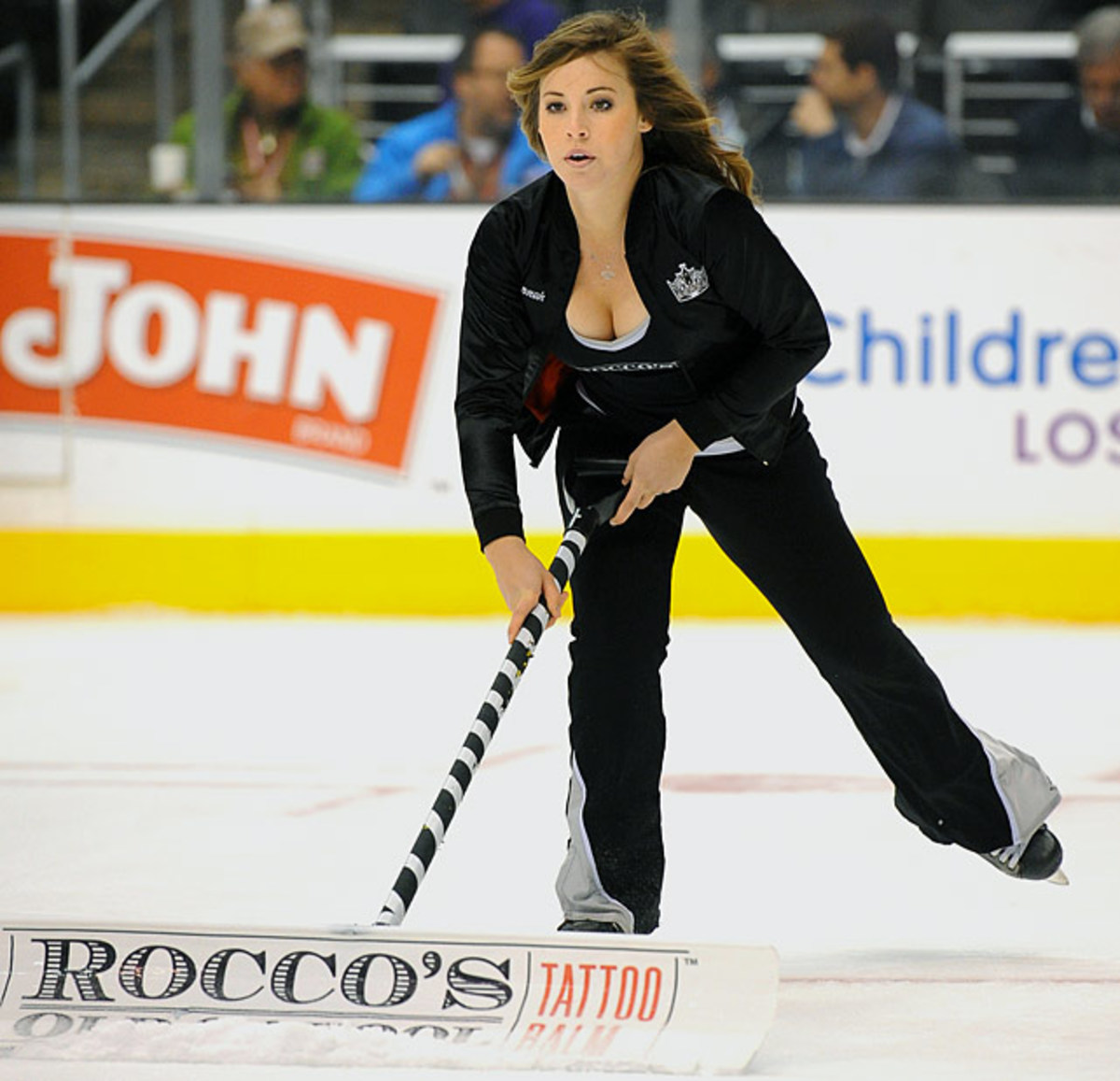 la-kings-ice-crew-girl-34_S.jpg