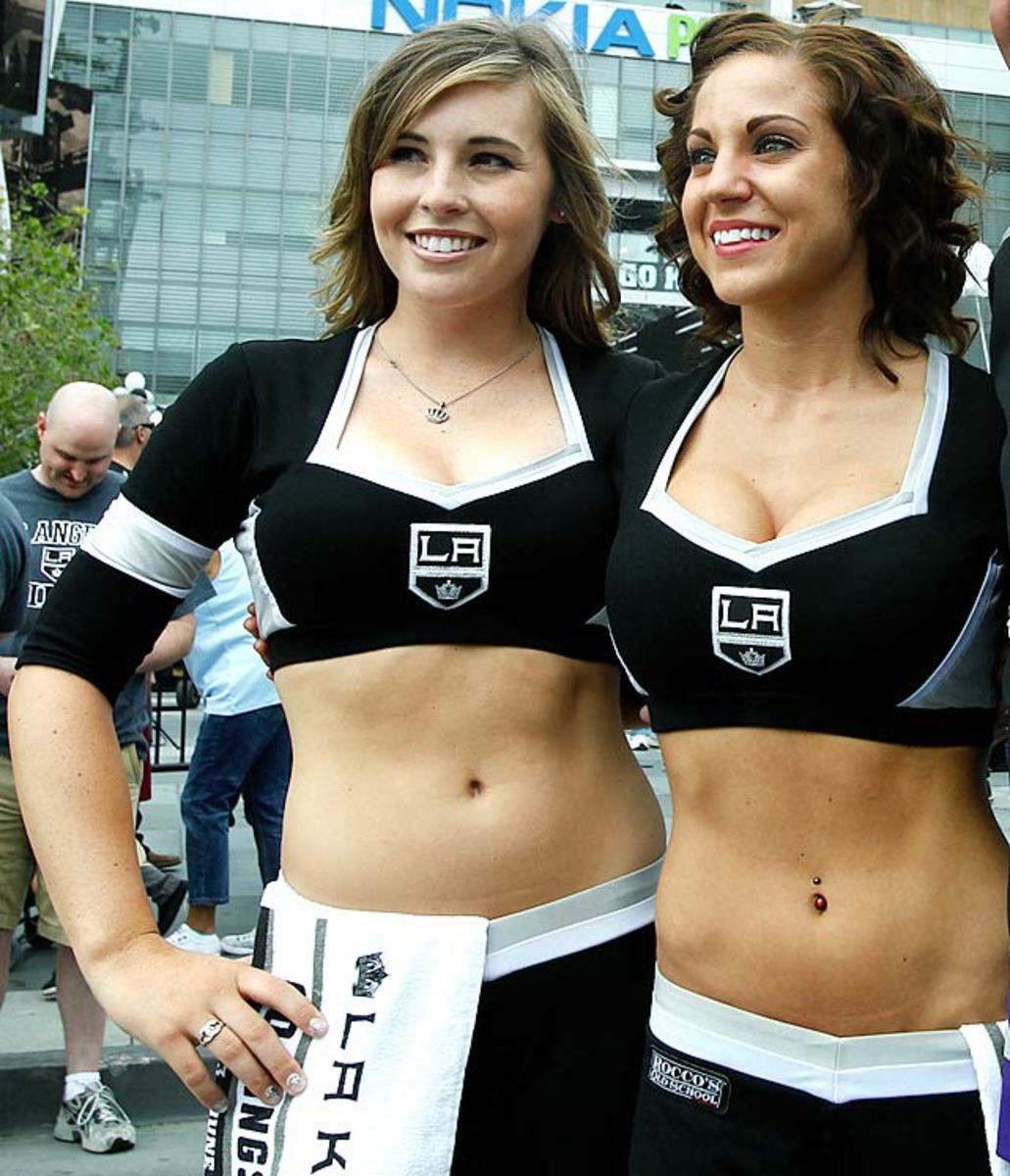la-kings-ice-crew-girls-740.jpg