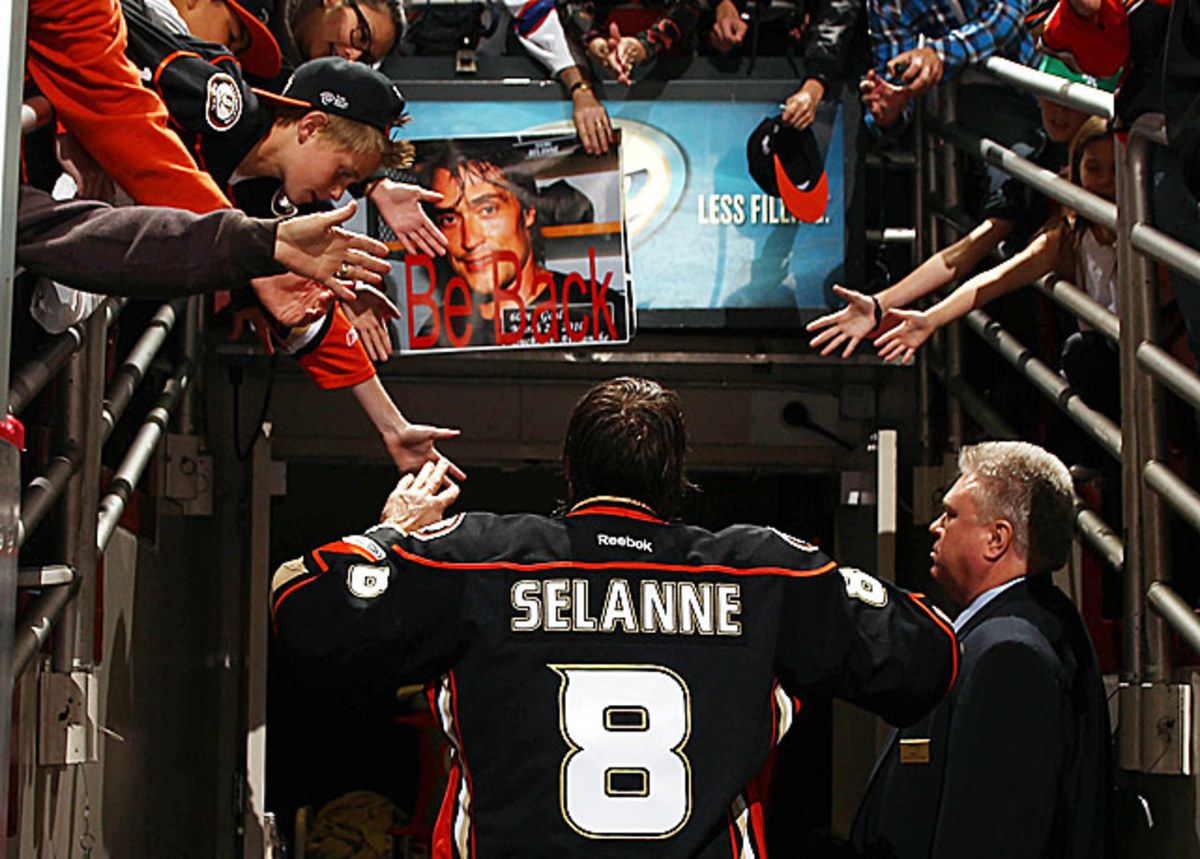 121228165233-teemu-selanne-robinson-getty-single-image-cut.jpg