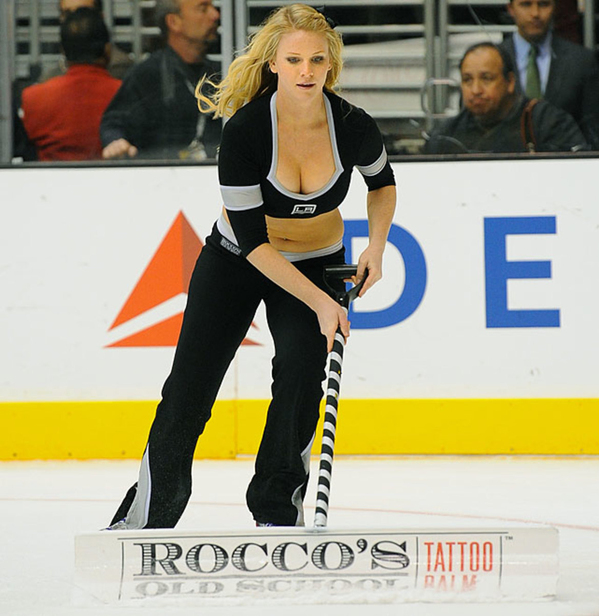 la-kings-ice-crew-girl-84_S.jpg