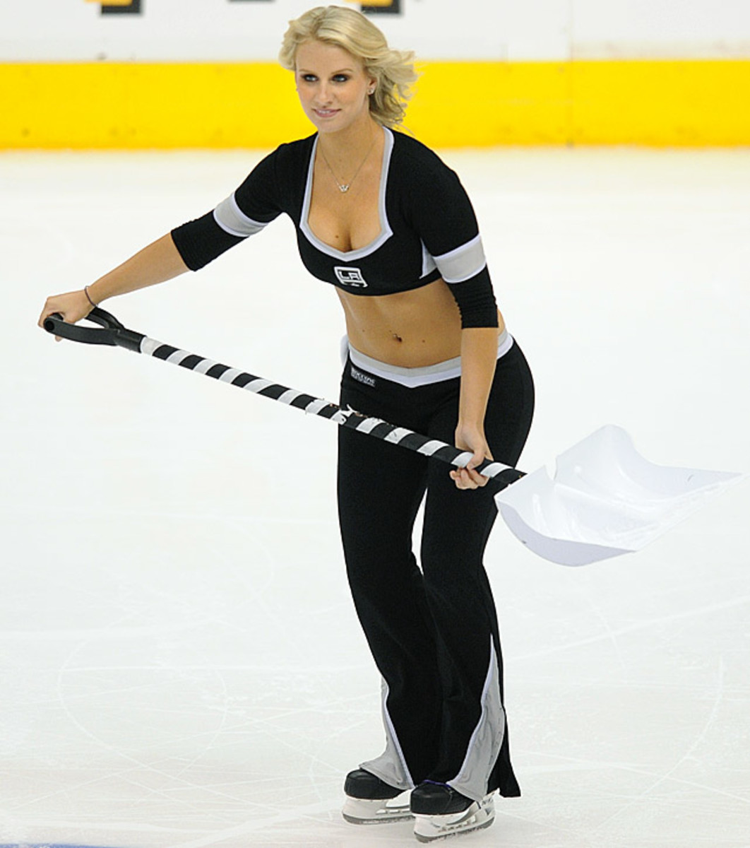 la-kings-ice-crew-girl-151_.jpg