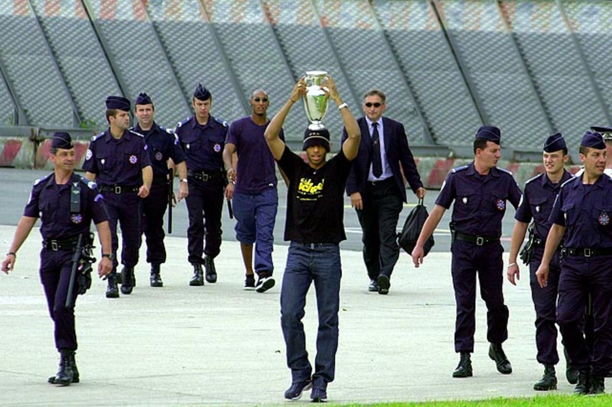  Thierry Henry, Nicolas Anelka and Riot Police