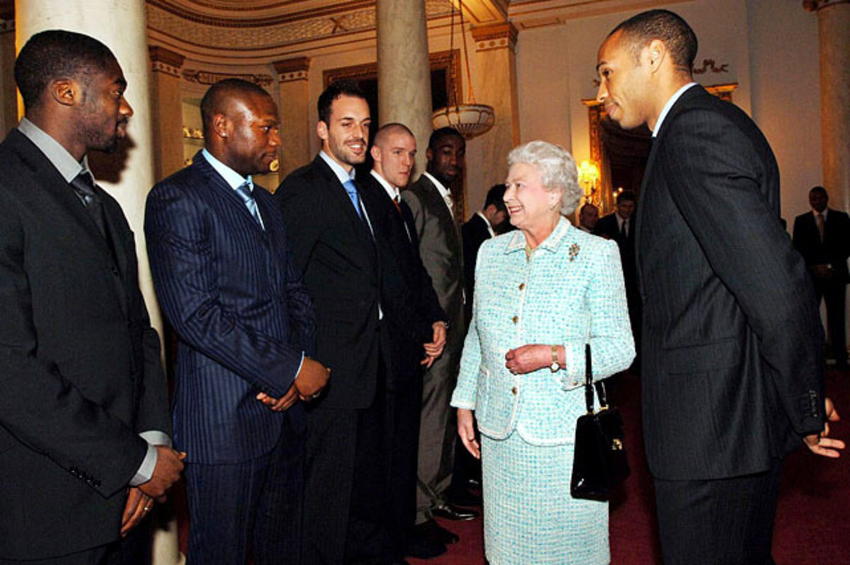 Queen Elizabeth II, Kolo Toure, William Gallas, Manuel Almunia, Philippe Senderos and Thierry Henry