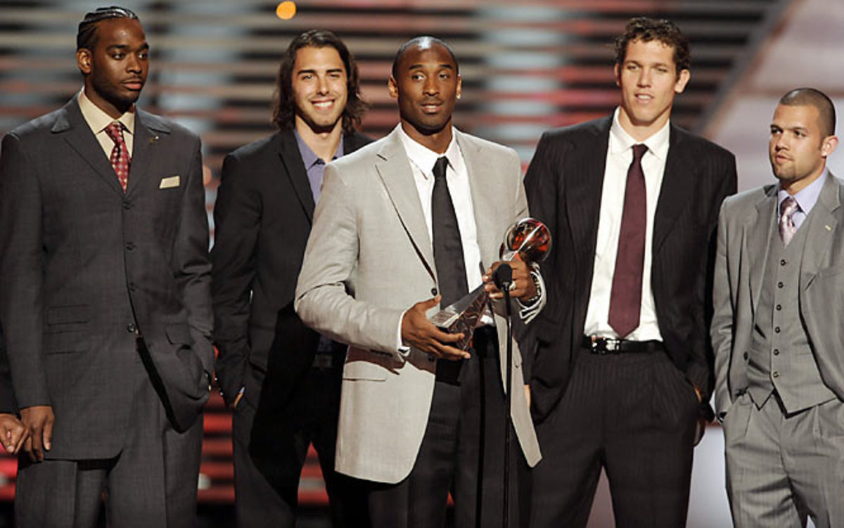 Josh Powell, Sasha Vujacic, Kobe Bryant, Luke Walton and Jordan Farmar