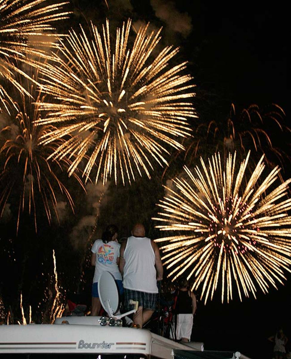 fans.boat.fireworks.jpg