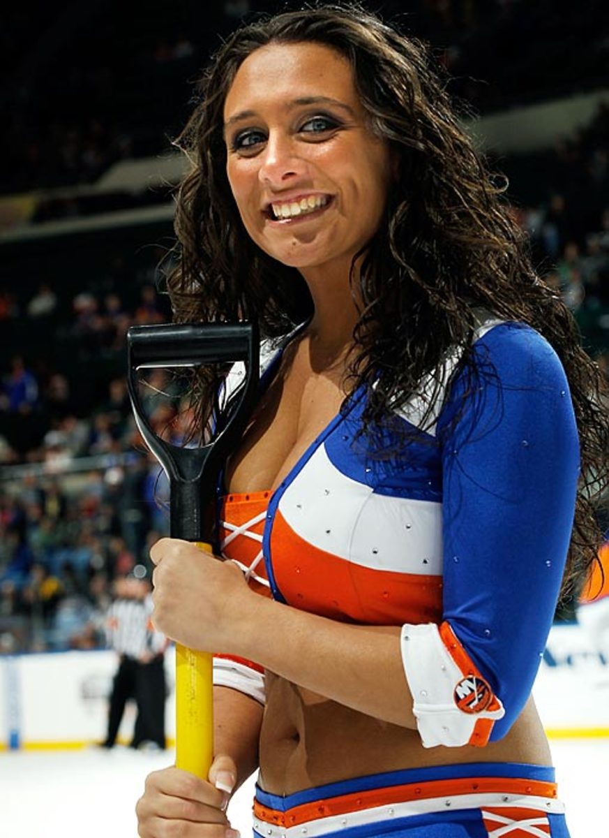 islanders-ice-girl-107197344_10.jpg