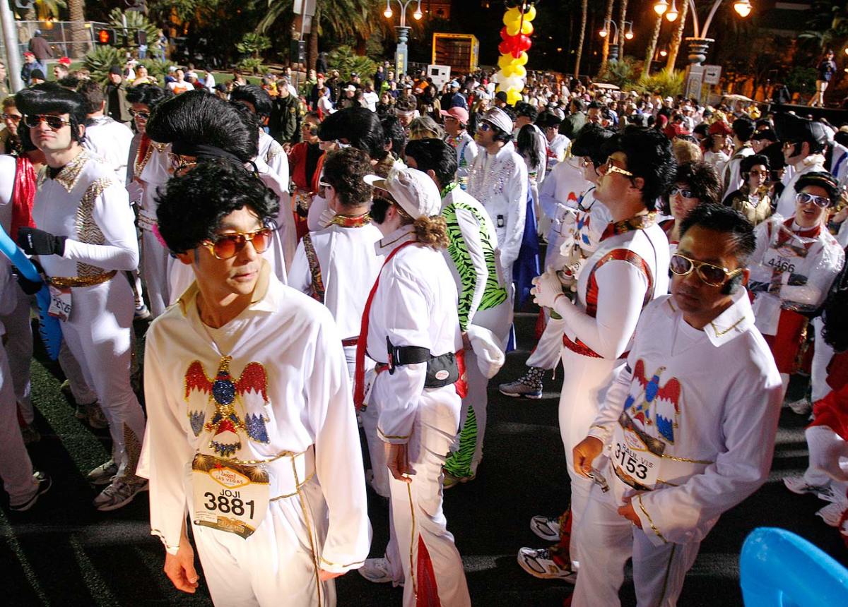 2007-Las-Vegas-Marathon-Elvis-fans.jpg
