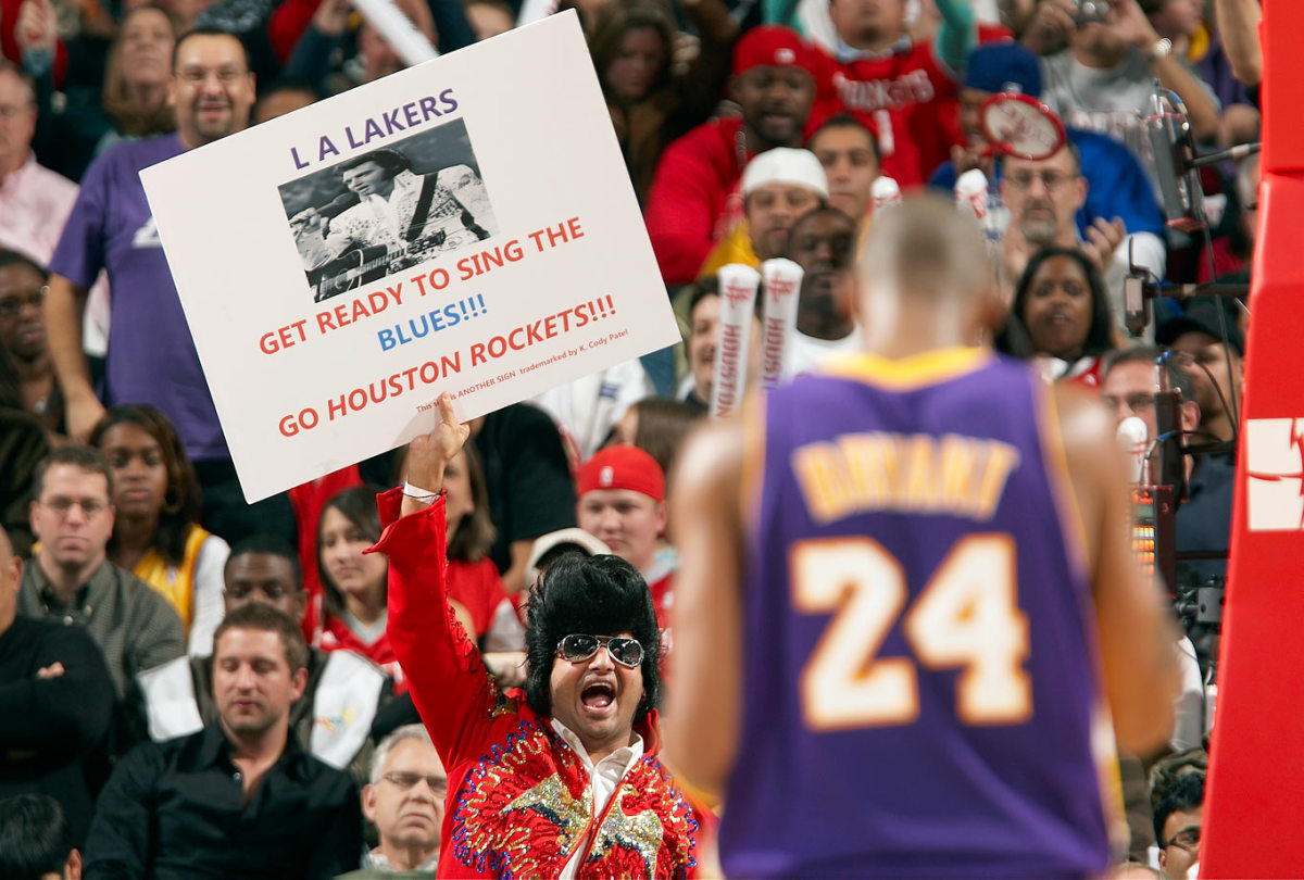 2009-Rockets-Elvis-fan-opht-46463.jpg