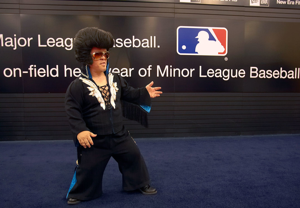 2008-mini-Elvis-impersonator-MLB-Winter-Meetings-076594104.jpg