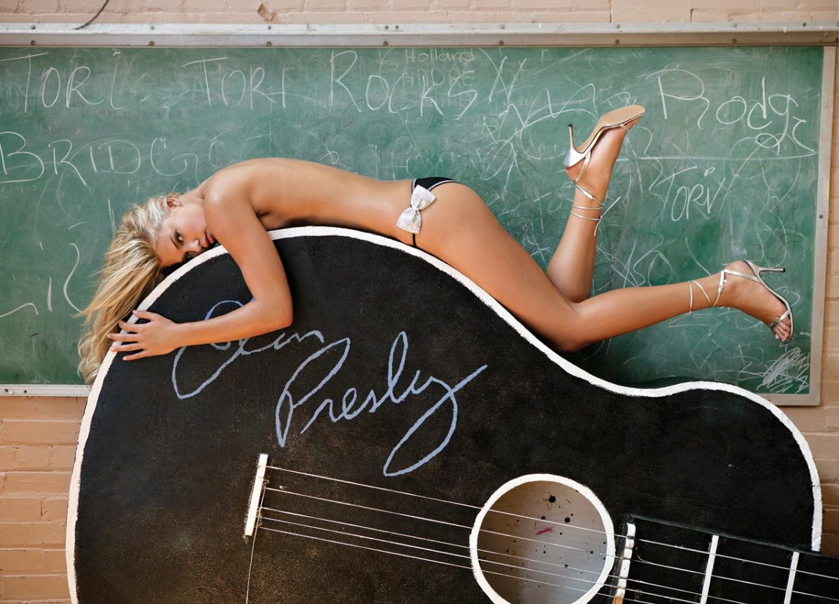 2006-Tori-Praver-Elvis-Presley-giant-guitar-016086161.jpg