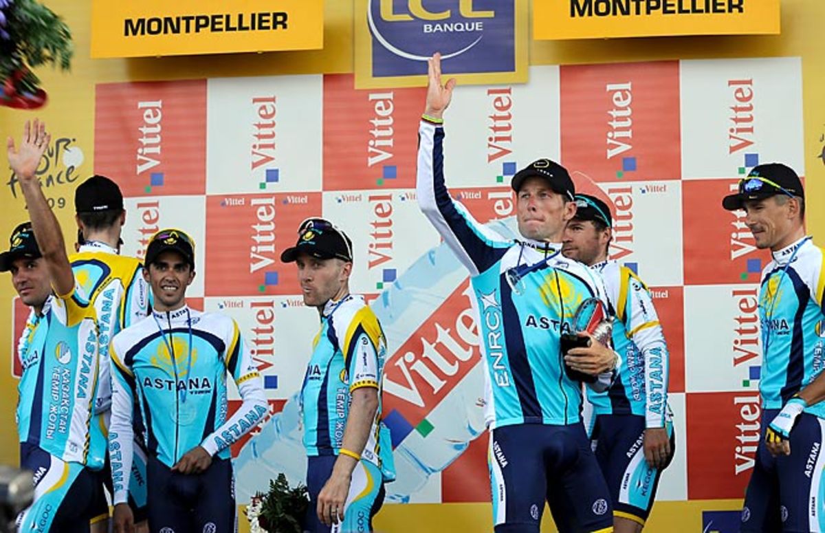 Armstrong and team celebrating time trial win