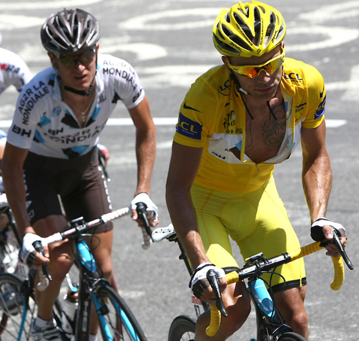 Rinaldo Nocentini (right) maintained the yellow jersey for the third straight day after the ninth stage.