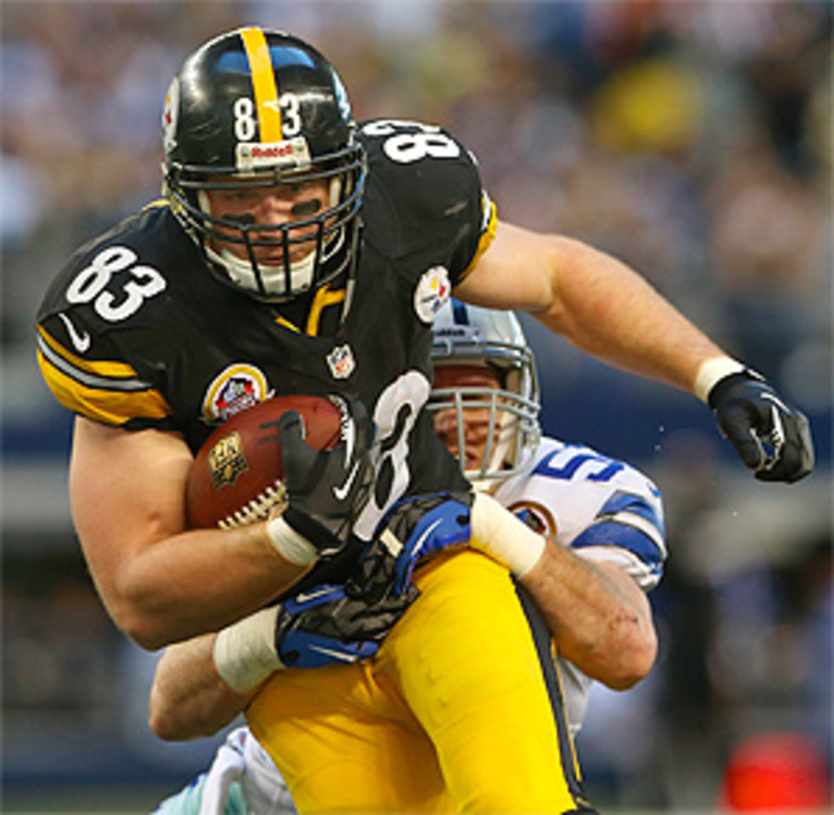 Pittsburgh tight end Heath Miller sustained several torn ligaments to his right knee against Cincinnati.