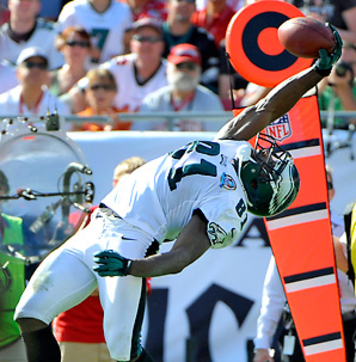 Jason Avant finished the day with seven catches and 133 yards. (Brian Blanco/AP)