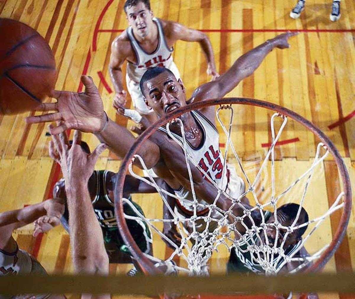 Sports records. Уилт Чемберлен. Филадельфия рекорд Чемберлена. 100 Очков рекорд НБА. Уилт Чемберлен с мячом.