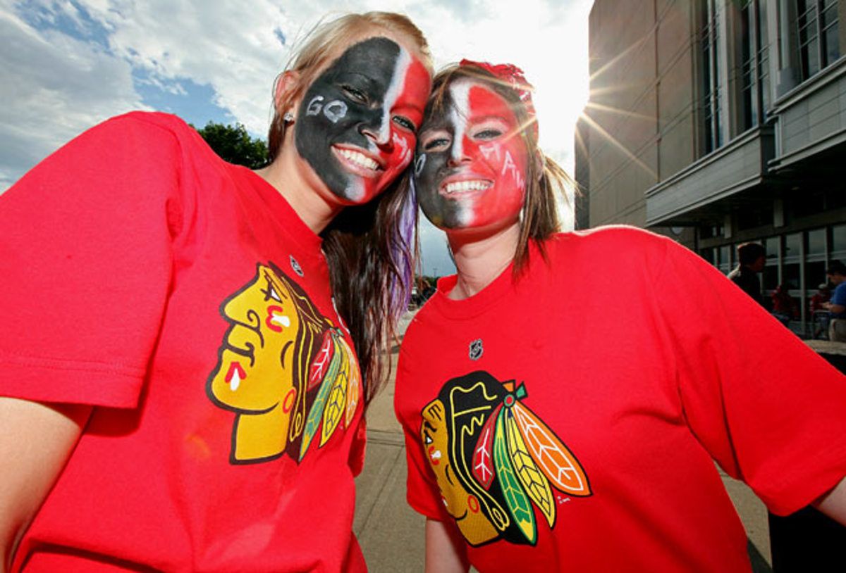 blackhawks-fans-99943403.jpg