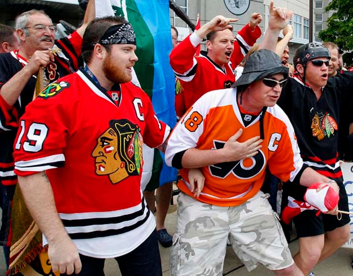 blackhawks-flyers-fans.jpg