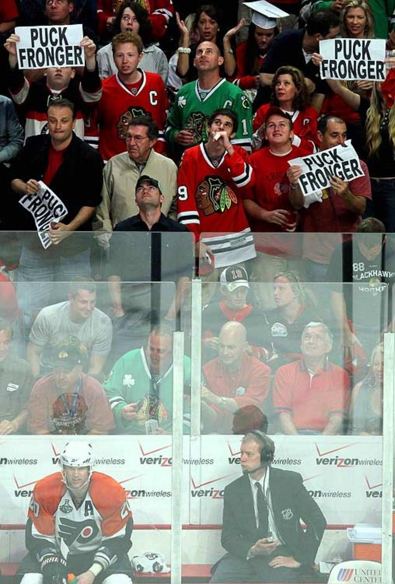 blackhawks-fans-101672478.jpg