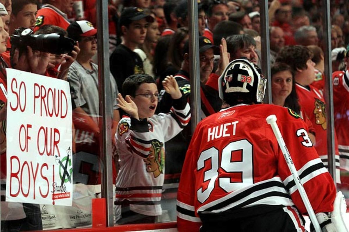 blackhawks-fans-101269930.jpg