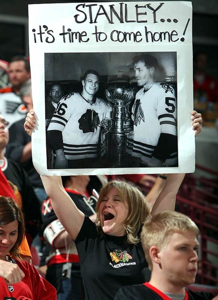 blackhawks-fans-101310478.jpg