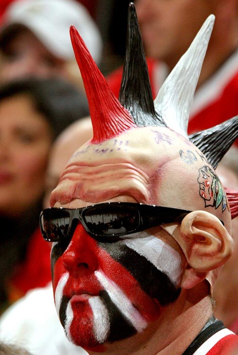 blackhawks-fans-101273150.jpg