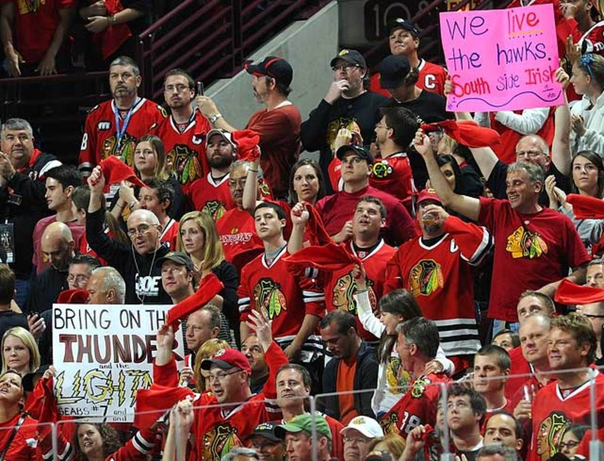 blackhawks-fans-101674585.jpg