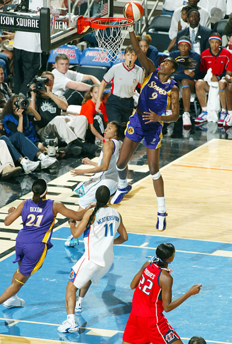 Lisa Leslie becomes first woman to dunk in the WNBA 